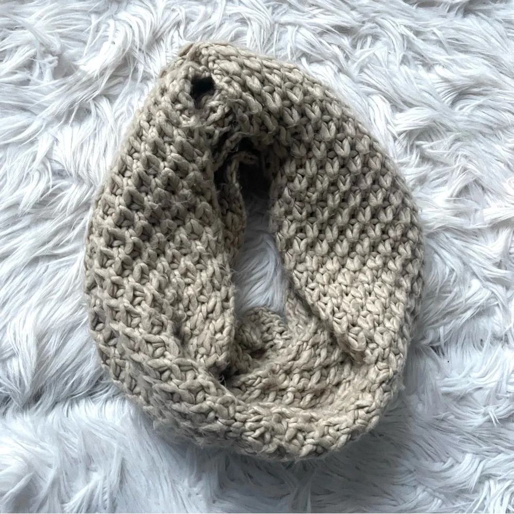 Old Navy Infinity Chunky Crochet Knitted Cowl Scarf beige camel tan